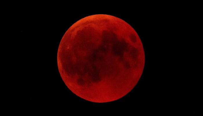 পূর্ণগ্রাস চন্দ্রগ্রহণ আজ যা ‘ব্লাড মুন’ বা রক্তাভ চাঁদ নামেও পরিচিত