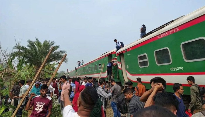 সান্তাহারে ট্রেনের বগি  লাইনচ্যুত, ঢাকার সঙ্গে উত্তরবঙ্গের রেল যোগাযোগ বিচ্ছিন্ন