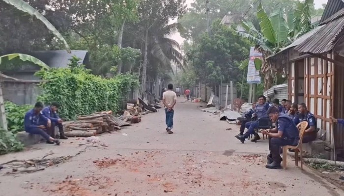 বিয়ের অনুষ্ঠানে চেয়ার নিয়ে দ্বন্দ্ব: শতাধিক ককটেল বিস্ফোরণ ও ঘরবাড়ি ভাঙচুর