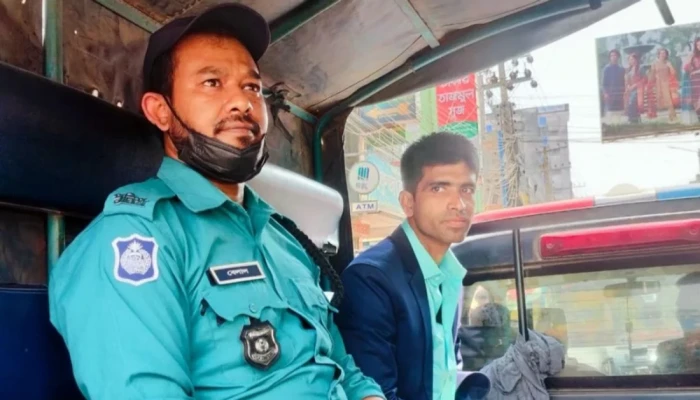 প্রেমিকাকে এএসপি পরিচয় দেওয়া রাজমিস্ত্রি পুলিশের কার্ড বানাতে গিয়ে ধরা