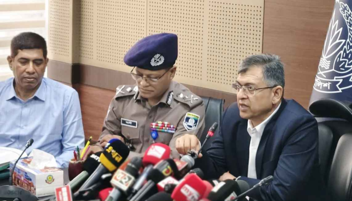 কেন হঠাৎ পোশাক পরিবর্তনের তোড়জোড় করছে বাংলাদেশ পুলিশ?