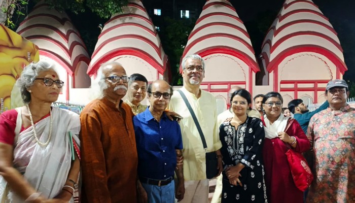 সপরিবারে বাংলাদেশ সফরে শ্রীকান্ত আচার্য