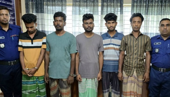 প্রবাসীদের ইমো হ্যাকিং করে অর্থ আত্মসাৎ: নাটোরে ৫ হ্যাকার গ্রেফতার