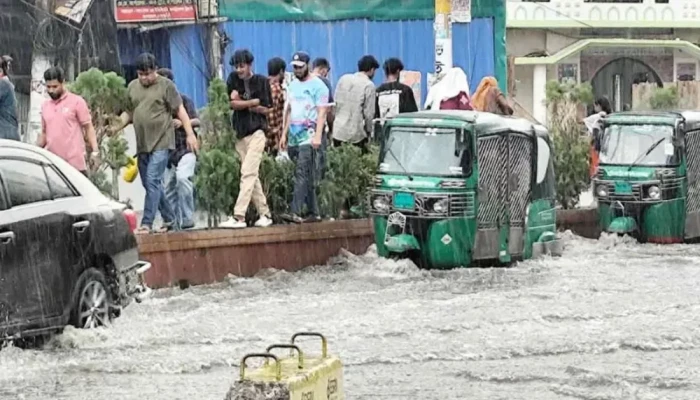 ১০ মিলিমিটার বৃষ্টিতে চট্টগ্রাম সড়কে হাঁটুপানি, ভোগান্তিতে নগরবাসী