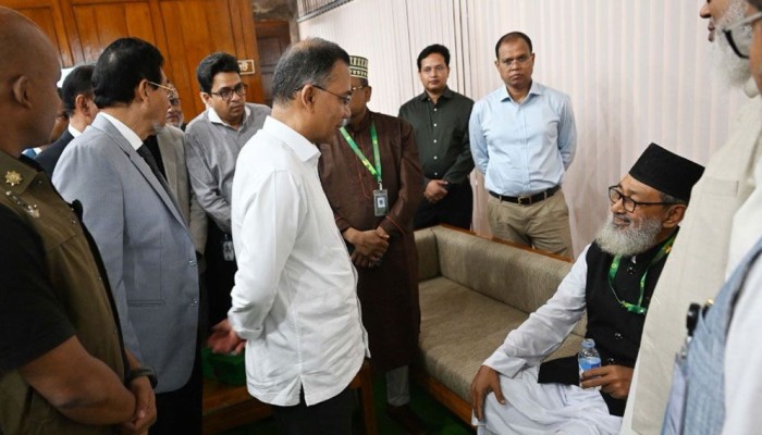সংসদ চলাকালে হঠাৎ অসুস্থ বিরোধী দলীয় এমপির খোঁজ নিলেন প্রধানমন্ত্রী