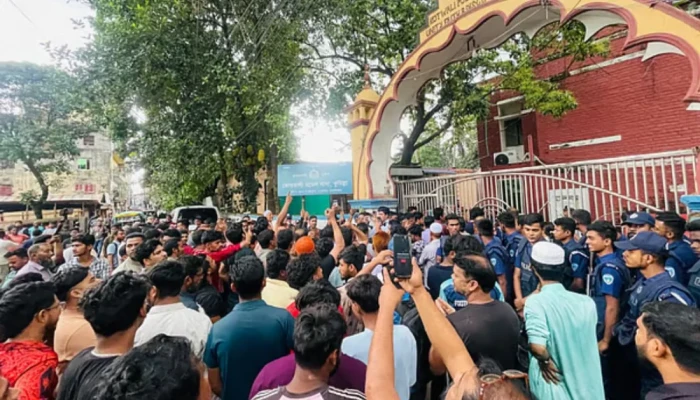 কুমিল্লায় উপজেলা বিএনপির সভাপতি আটক, নেতাকর্মীদের থানা ঘেরাও