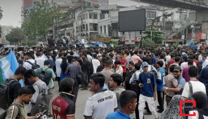 ‘তুমি কে, আমি কে—ফার্মের মুরগি’ স্লোগানে সায়েন্সল্যাব ও উত্তরা অবরোধ করলেন এইচএসসি পরীক্ষার্থীরা