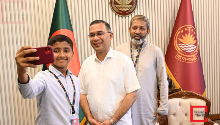 প্রধানমন্ত্রীর সঙ্গে ভুবনভোলানো হাসিতে মন জয় করা সেই তাহসিনের সাক্ষাৎ