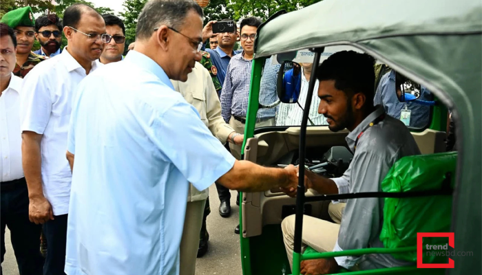 জুলাইযোদ্ধাদের সিএনজি ও রিকশা উপহার দিলেন প্রধানমন্ত্রী