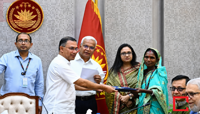 চা শ্রমিকদের মধ্যে ২০ হাজার রেইনকোট বিতরণ করলেন প্রধানমন্ত্রী